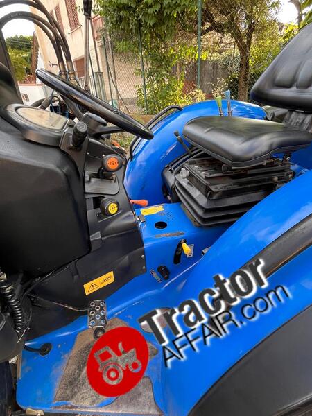 NEW HOLLAND TCE 40 CV TRATTORE USATO 4X4 CARICATORE PALA E FORCHE-PHOTO-2024-05-29-10-53-56 12.jpg